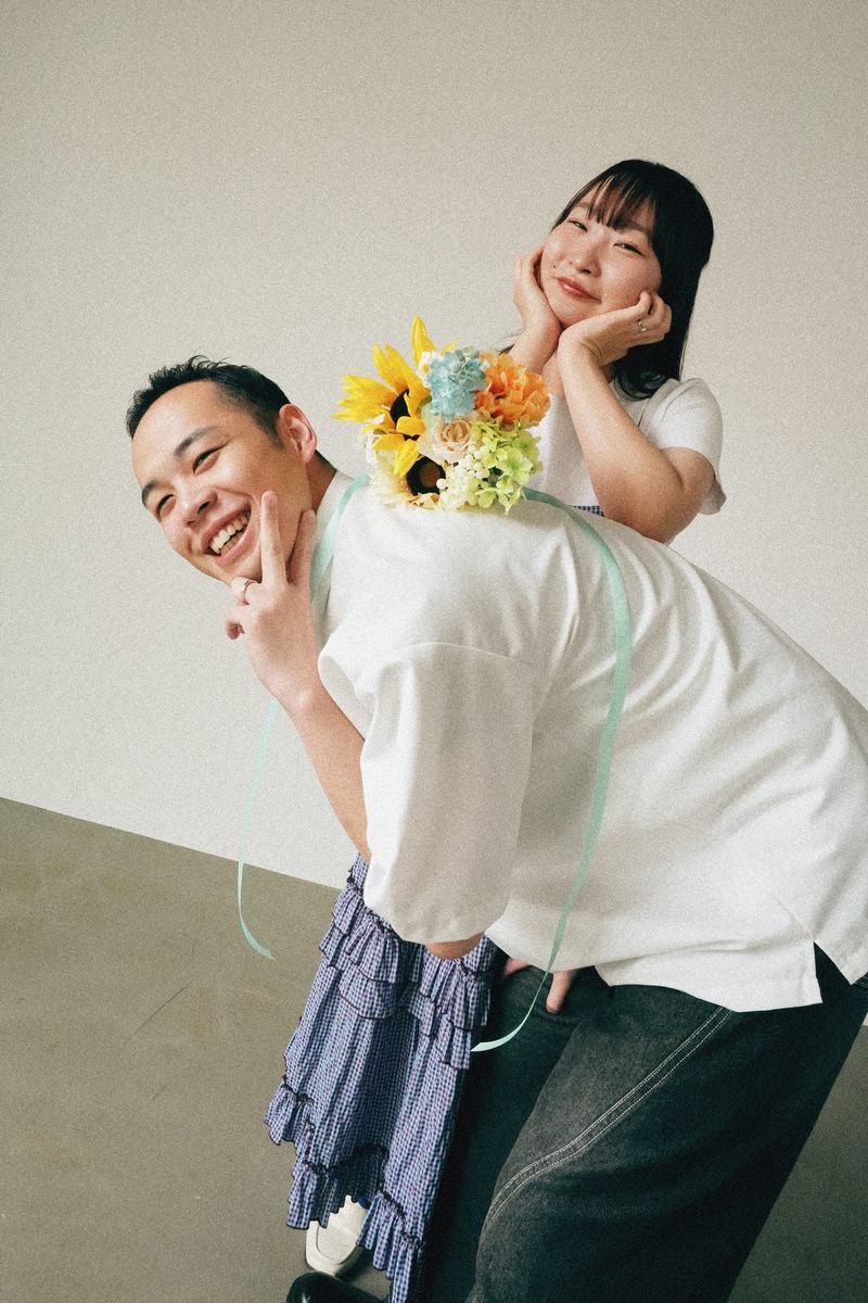 バルーンと一緒にはしゃぐ入籍フォトのご夫婦