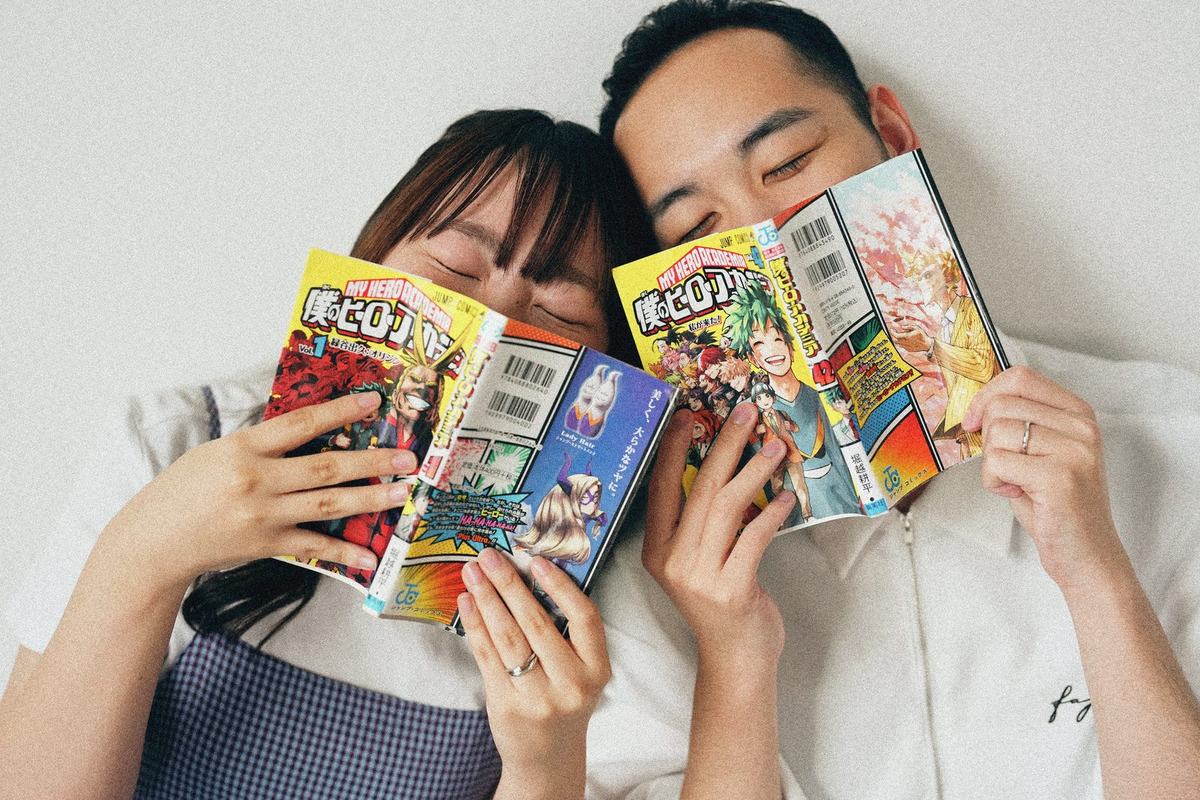 マンガを読みながらリラックスして撮影するご夫婦